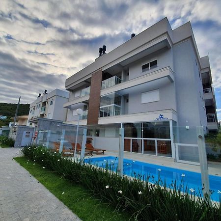 Apto Na Praia De Palmas, Proximo Ao Mar, Climatizado E Com Piscina Apartment Governador Celso Ramos Exterior photo